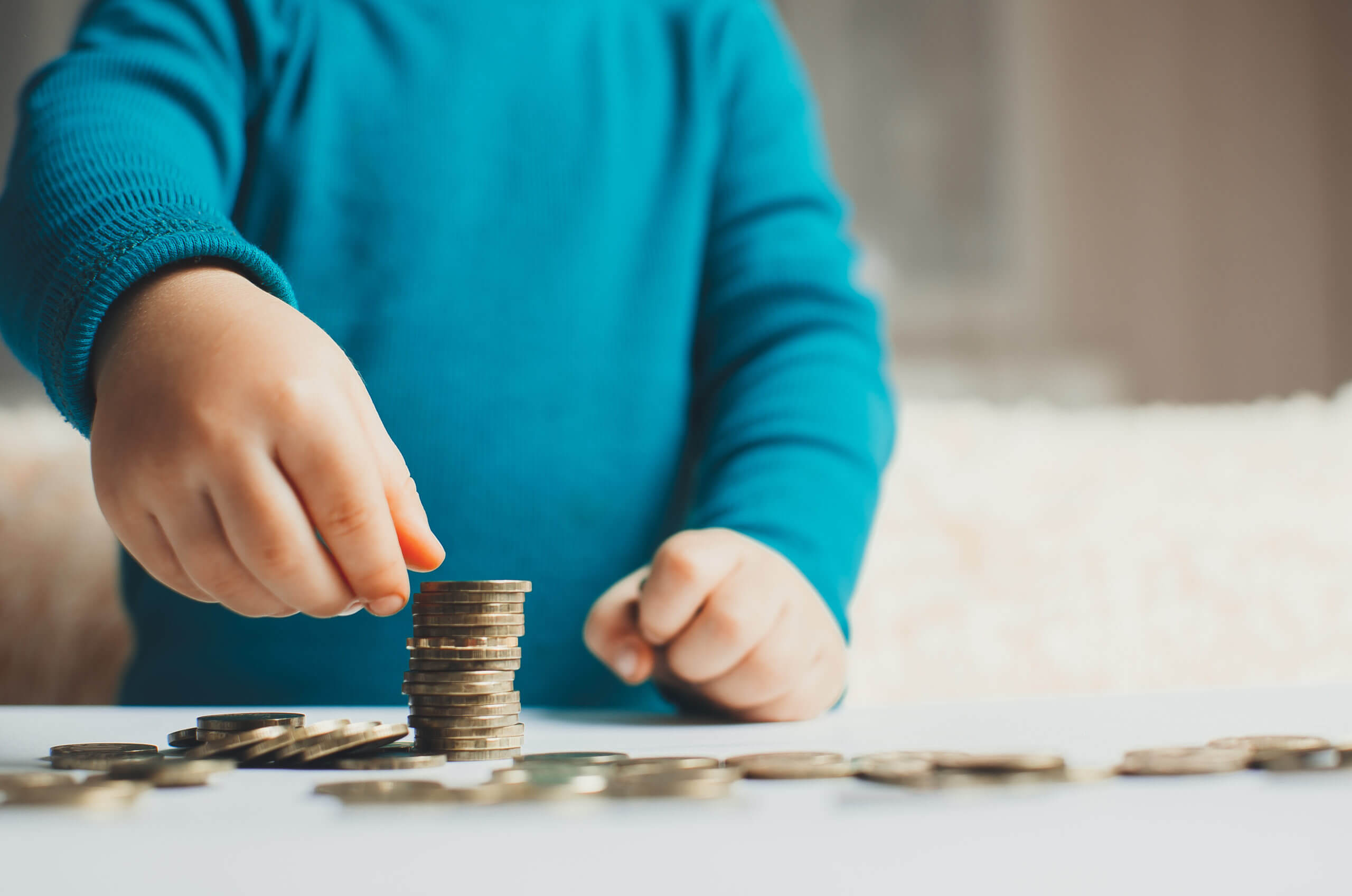 child coins hands slivaet in the stack